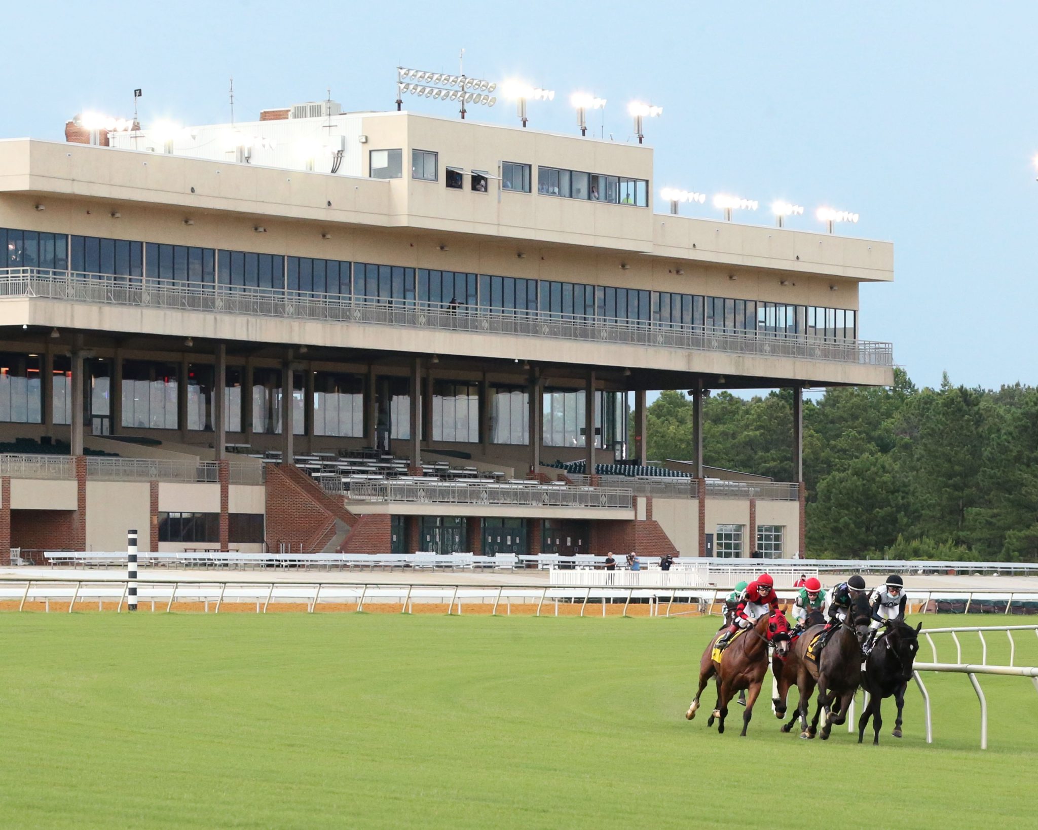 Thoroughbred Horse Racing Season Opens at Colonial Downs Virginia